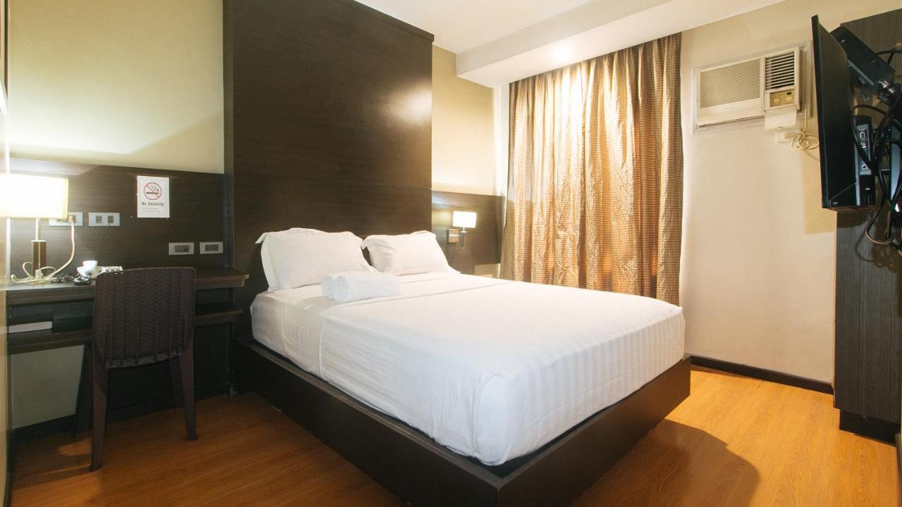 Lorenzzo Suites Hotel Makati City Exterior foto