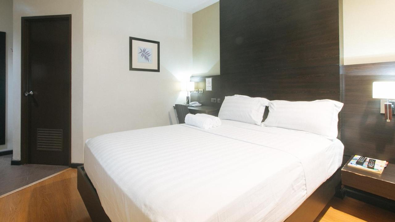 Lorenzzo Suites Hotel Makati City Exterior foto
